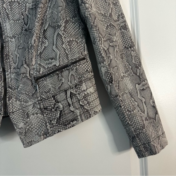 White House Black Market Snakeskin Print Moto Jacket Women’s Size 2 - Picture 4 of 11